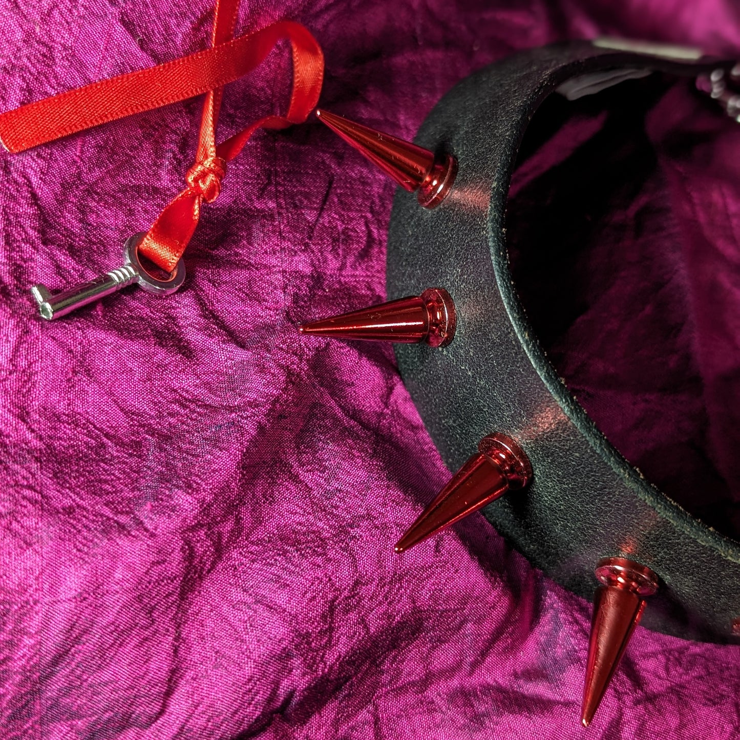 Wrangler red choke collar