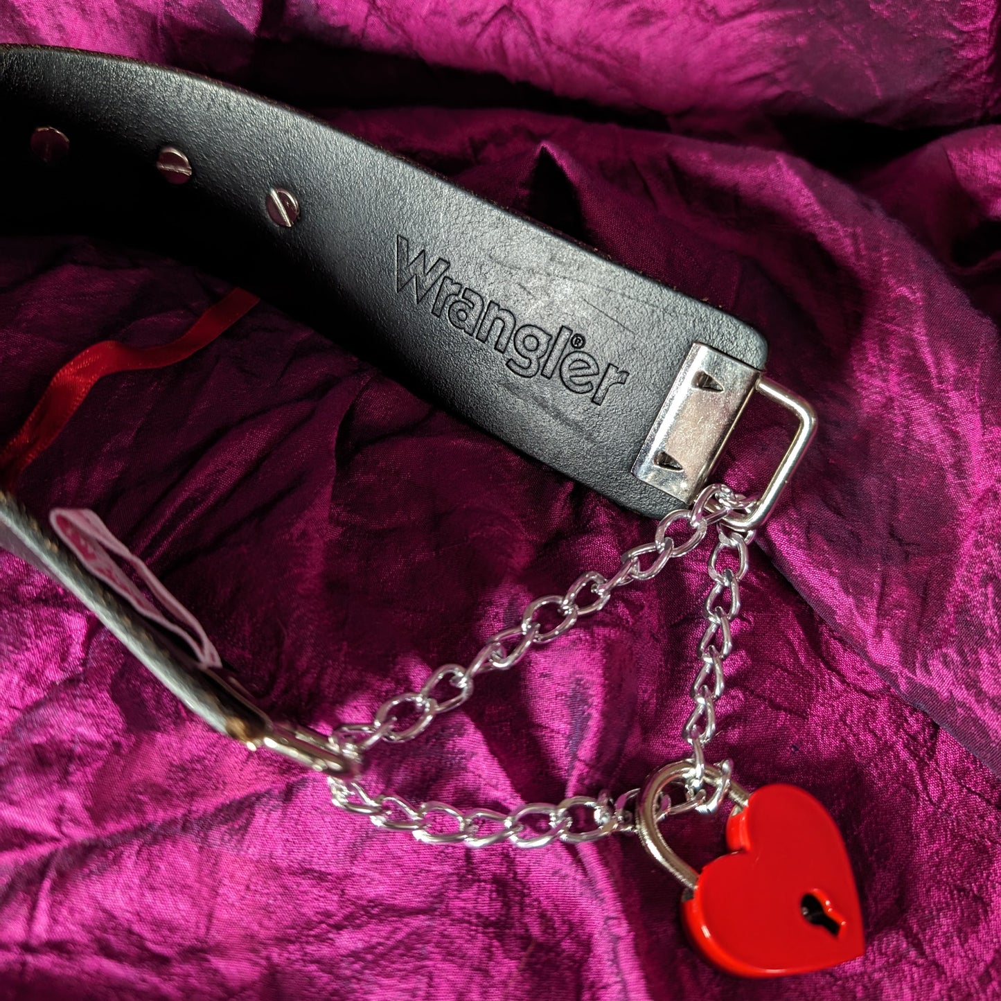 Wrangler red choke collar